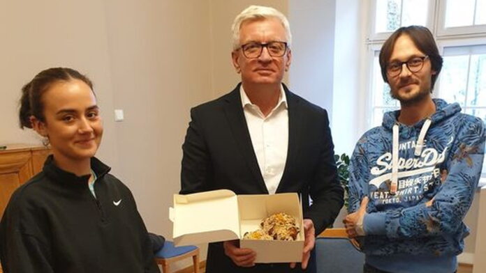 Jacek Jaśkowiak i rogale fot. FB J. Jaśkowiak