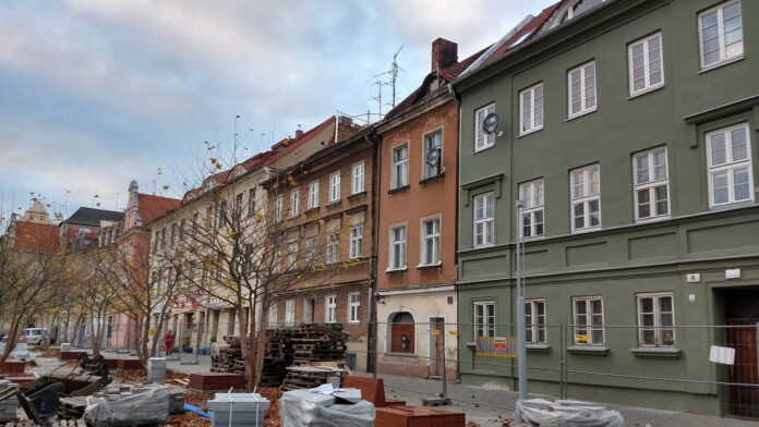 Plac Kolegiacki , kamienica do zbycia fot. T. Dworek