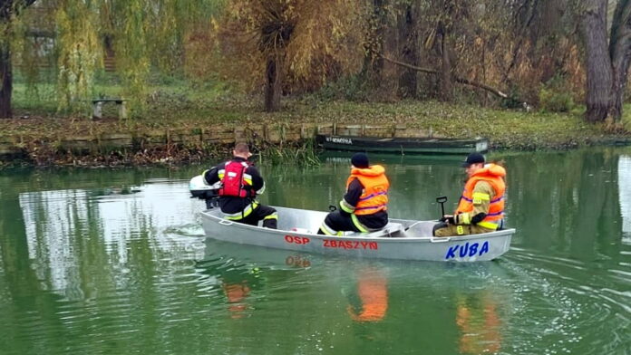 plama ropopochodna, rzeka Obra fot. OSP Zbąszyń