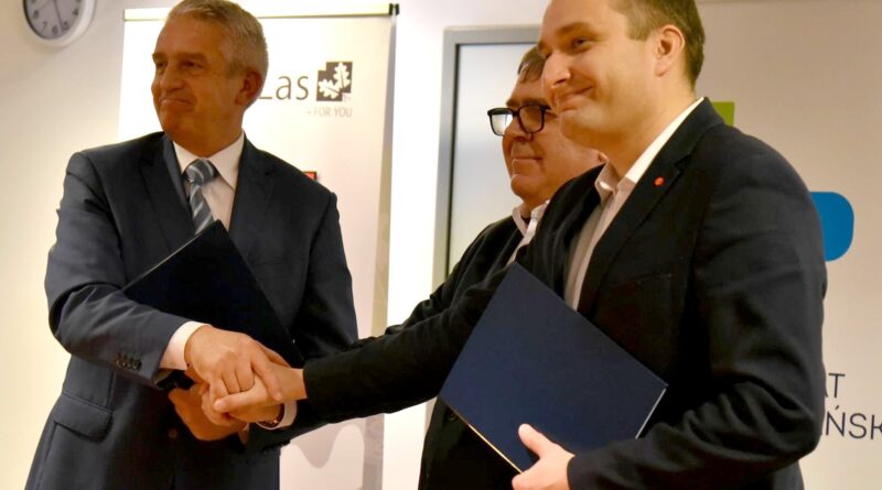 podpisanie porozumienia: Mariusz Wiśniewski, Jan Grabkowski, Grzegorz Wojtera fot. UMP
