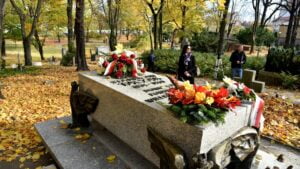 składanie kwiatów, Cmentarz Zasłużonych Wielkopolan fot. UMP