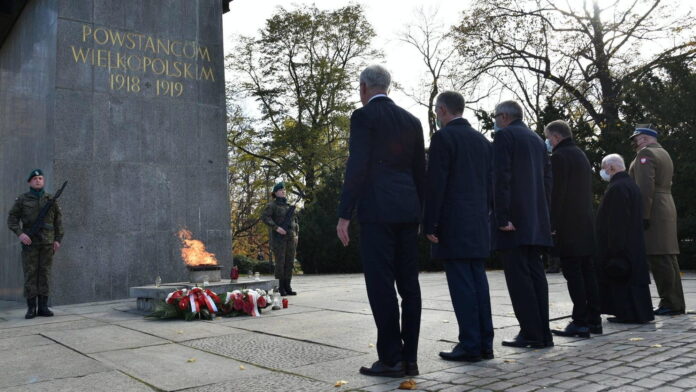 składanie kwiatów, Cmentarz Zasłużonych Wielkopolan fot. UMP