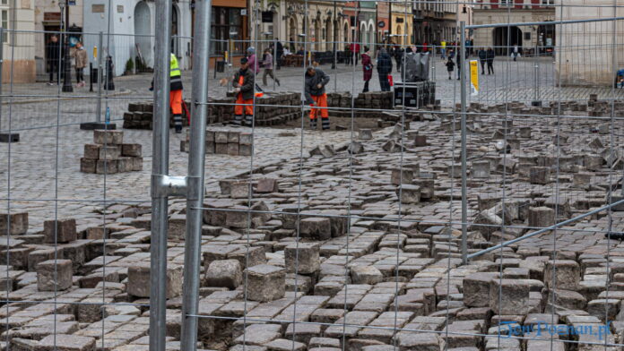 Stary Rynek Poznań - remont demontaż rozbiórka bruku bruk, kocie łby fot. Sławek Wąchała