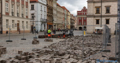 Stary Rynek Poznań - remont demontaż rozbiórka bruku bruk, kocie łby fot. Sławek Wąchała