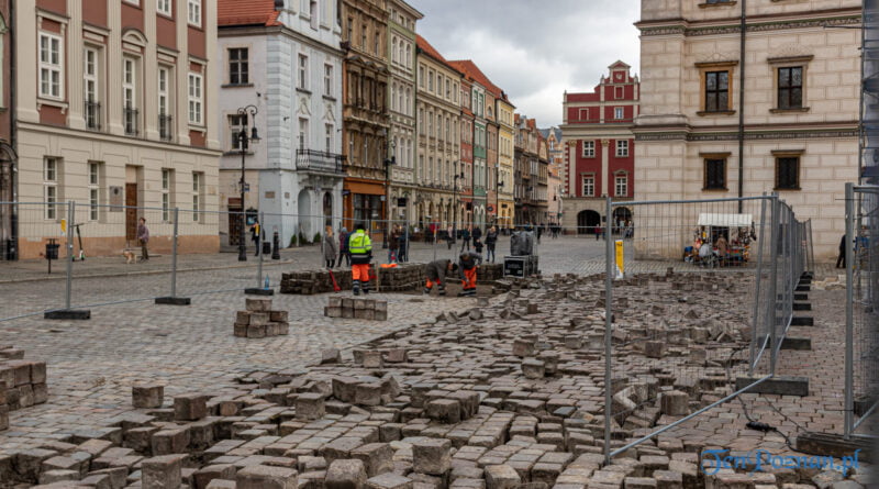 Stary Rynek Poznań - remont demontaż rozbiórka bruku bruk, kocie łby fot. Sławek Wąchała