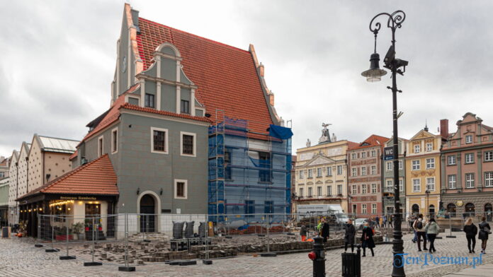 Stary Rynek Poznań - remont demontaż rozbiórka bruku bruk, kocie łby fot. Sławek Wąchała