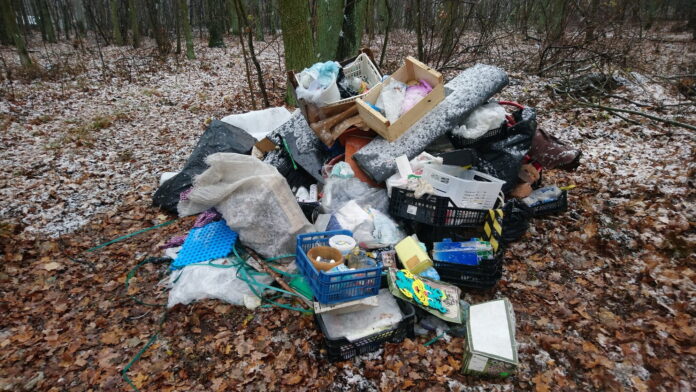 dzikie wysypisko śmieci ul. Beskidzka, fot. SMMP