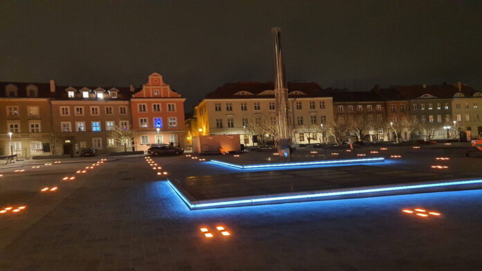 plac Kolegiacki z nowym oświetleniem fot. Mariusz Wiśniewski FB