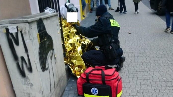 Półwiejska, pomoc strażnika miejskiego fot. SMMP