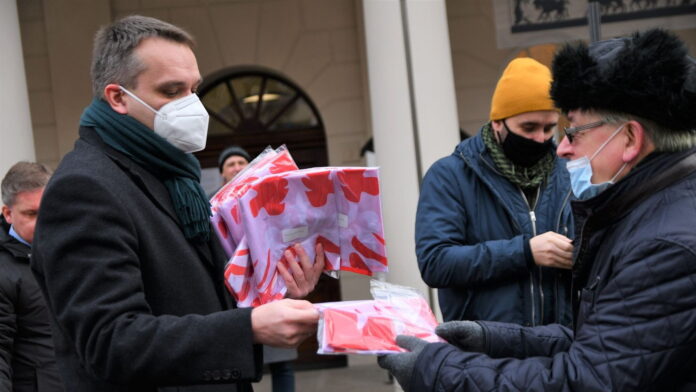 Powstanie Wielkopolskie, rozdawanie flag fot. K. Adamska