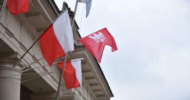 Powstanie Wielkopolskie, rozdawanie flag fot. K. Adamska