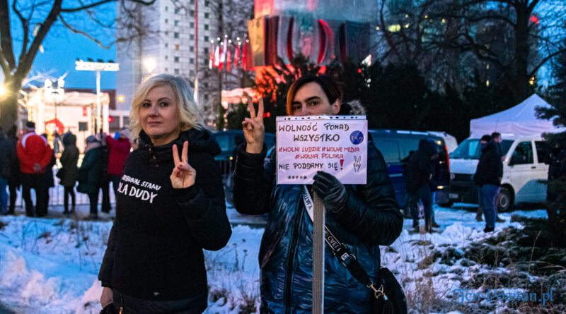 Protest podczas wizyty Prezydenta Andrzeja Dudy w Poznaniu 27.12.2021 fot. Sławek Wąchała