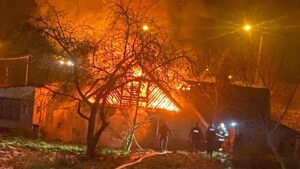 ratowanie kobiety z płonącego domu fot. podlaska policja