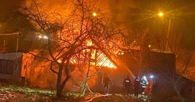 ratowanie kobiety z płonącego domu fot. podlaska policja