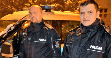 Sierżant sztabowy Damian Kledzik i jego kolega z patrolu fot. policja Złotów