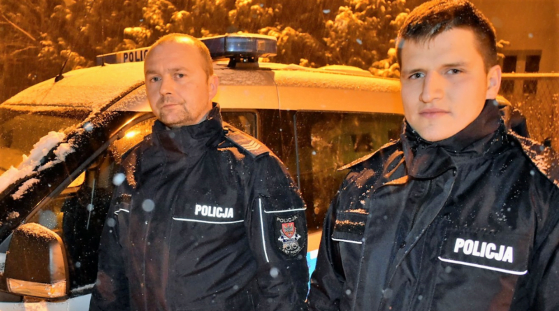Sierżant sztabowy Damian Kledzik i jego kolega z patrolu fot. policja Złotów