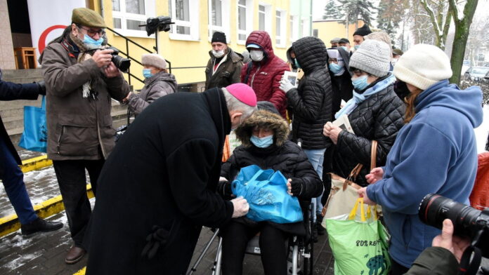wigilia, świąteczne paczki przy Ściegiennego fot. UMP