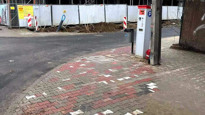 łaciaty chodnik Nad Seganką fot. Rada Osiedla Jeżyce
