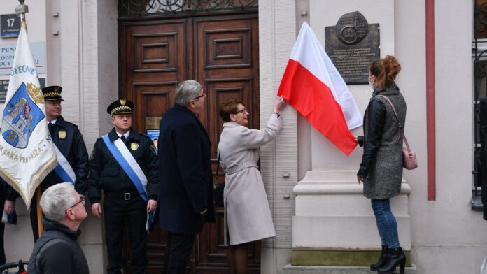odsłonięcie tablicy fot. K. Adamska