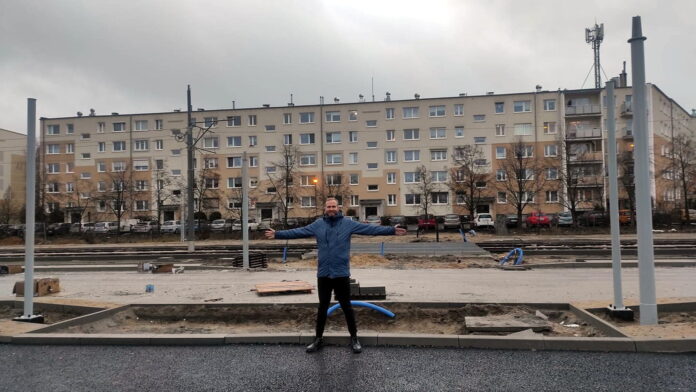 Paweł Sowa i nowe przejście dla pieszych fot. P. Sowa FB
