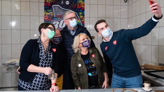 pierniki dla WOŚP. Joanna Jaśkowiak, Jacek Jaśkowiak, Małgorzata Ostrowska, Adam Szłapka fot. UMP
