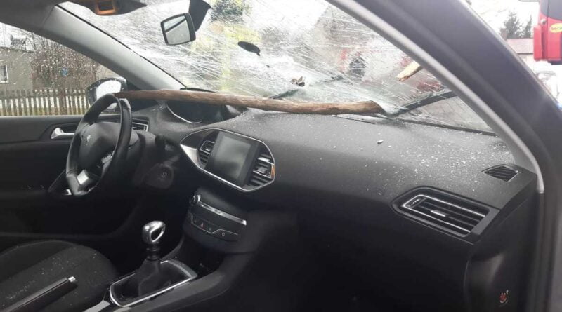 zniszczony samochód fot. KPP Wolsztyn