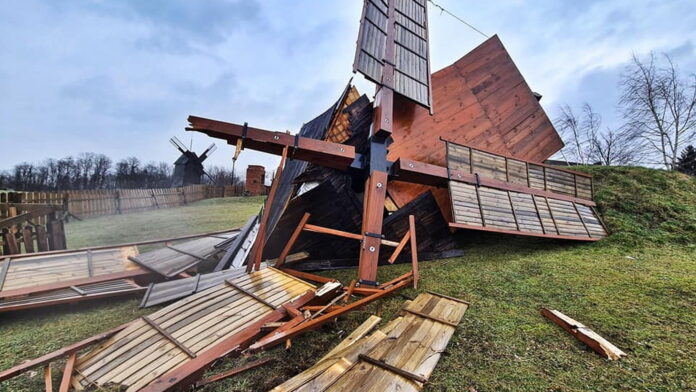 zniszczony wiatrak, fot. Muzeum Młynarstwa i Rolnictwa w Osiecznej