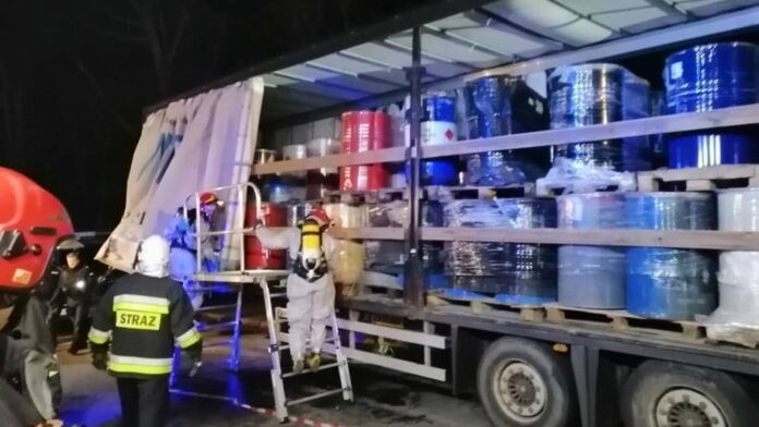 beczki z chemikaliami fot. OSP Pleszew