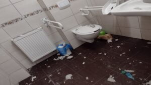 dewastacja toalety fot. policja Gostyń