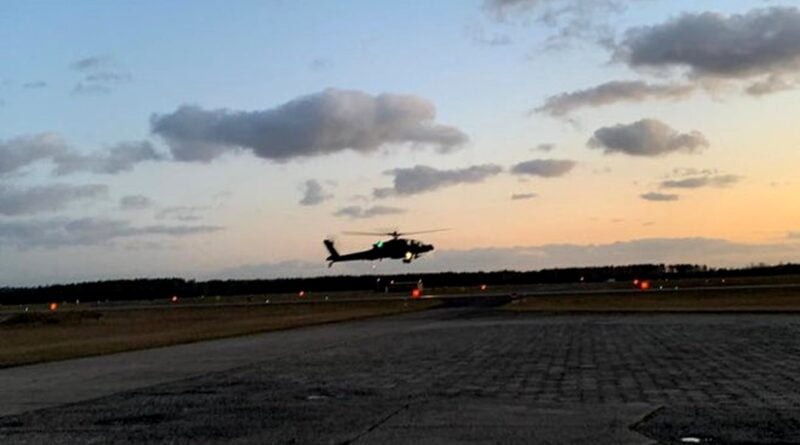 śmigłowiec Apache, lądowanie w Powidzu fot. MON