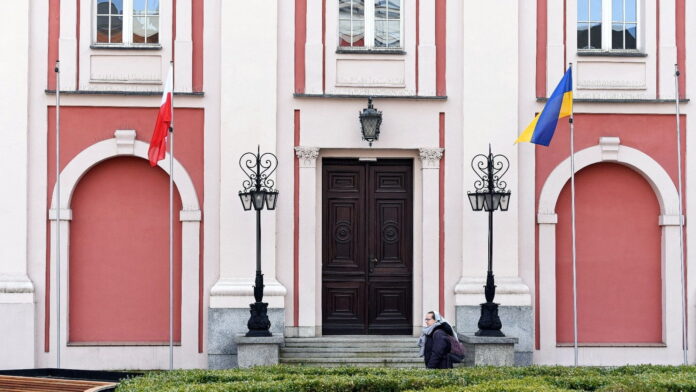 urząd miasta z flagą ukraińską fot. UMP