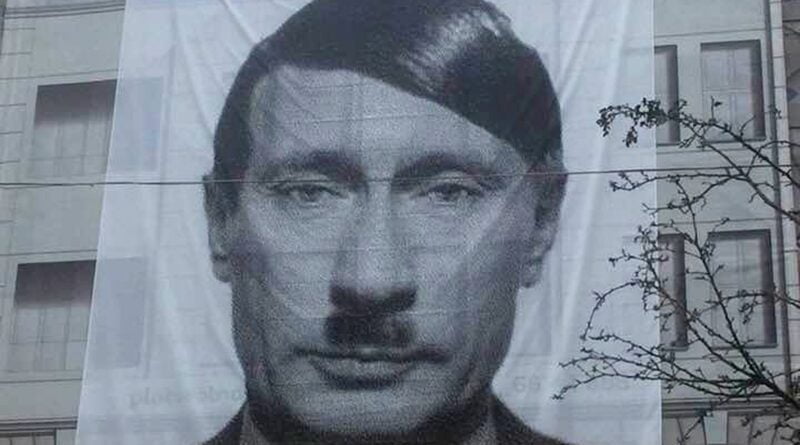banner z Putinem - Hitlerem na placu Wolności fot. Mariusz Kwaśniewski
