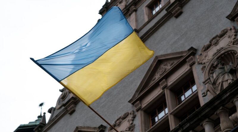 Flaga ukraińska na Rektoracie UAM fot. A. Wykrota