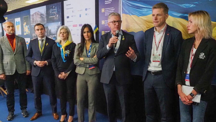 Jacek Jaśkowiak z ekipą Ukrainy na targach MIPIM w Cannes fot. J. Jaśkowiak FB