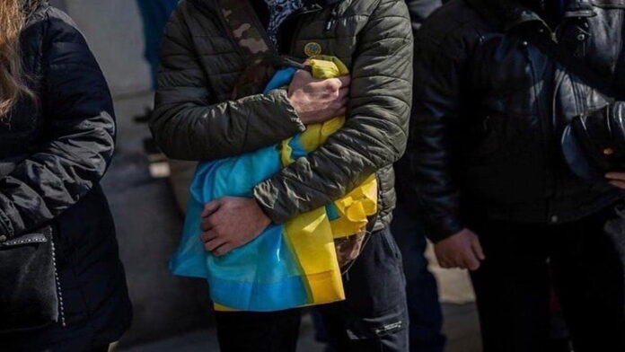 protestujący z ukraińską flagą fot. sztab generalny Sił Zbrojnych Ukrainy