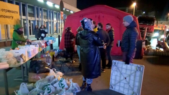 stoisko wolontariuszy dla uchodźców, dworzec PKP fot. L. Łada