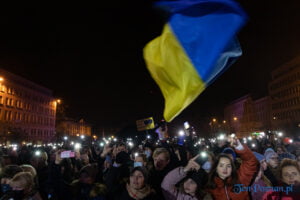 Koncert Światło dla Ukrainy w Poznaniu. Tysiące ludzi na placu Wolności (ZDJĘCIA)