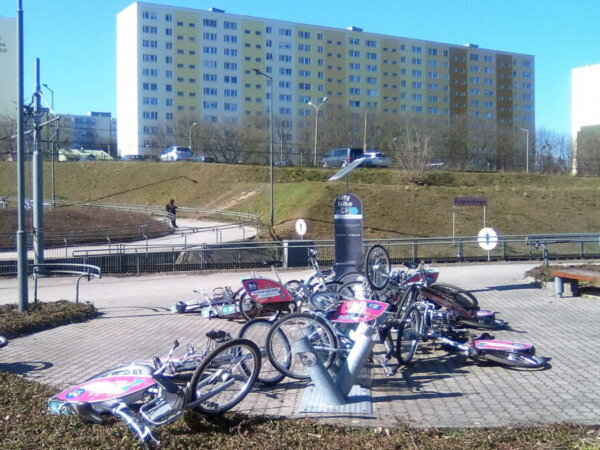 Wandale na stacji rowerów fot. Użytkownik Ryszard