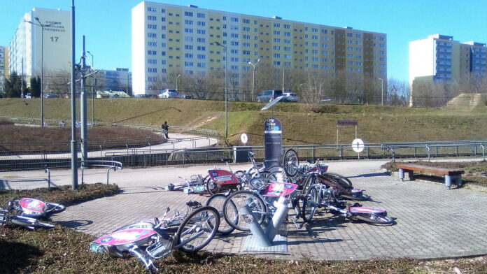 Wandale na stacji rowerów fot. Użytkownik Ryszard