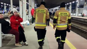 wolontariusze i strażacy czekający na uchodźców na peronie fot. K. Adamska
