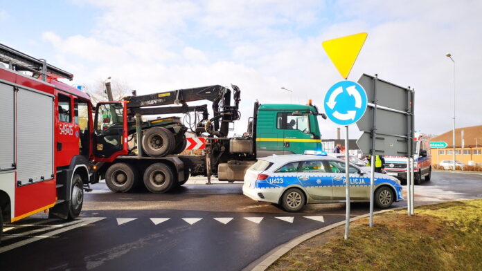 wypadek na rondzie fot. OSP Grabów nad Prosną
