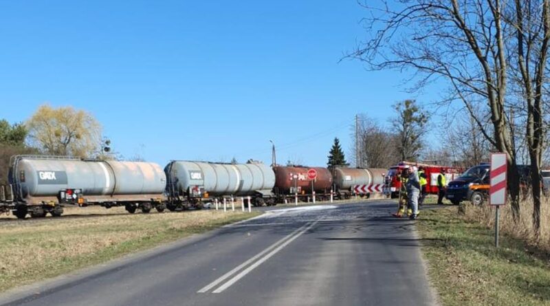 zderzenie pociągu i ciężarówki fot. policja Gniezno