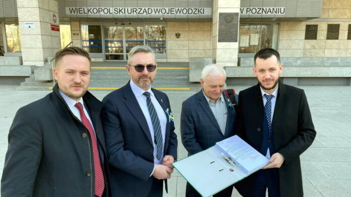 złożenie wniosku o nadanie praw miejskich dla Miasteczka Krajeńskiego fot. UG Miasteczko Krajeńskie