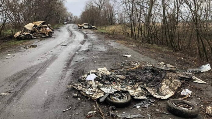 cywilne samochody zmiażdżone przez czołgi fot. Siły Zbrojne Ukrainy