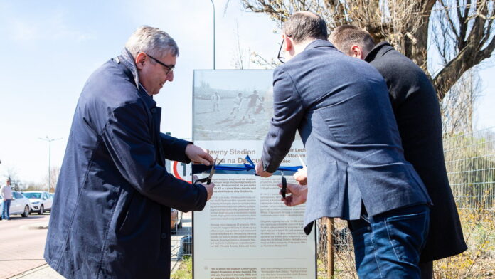 Pamiątkowa tablica na Dębcu fot. Przemysław Szyszka lechpoznan.pl