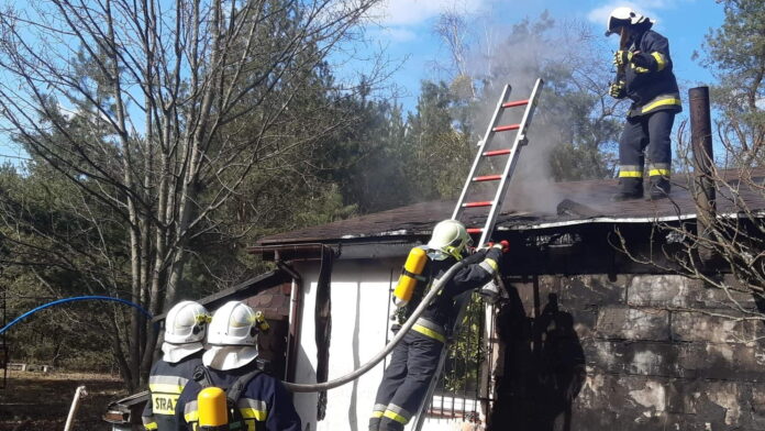 pożar domku letniskowego fot. OSP Linie