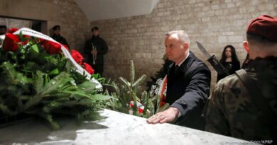 prezydent Andrzej Duda oddał hołd Lechowi Kaczyńskiemu i jego małżonce fot. Kancelaria Prezydenta RP
