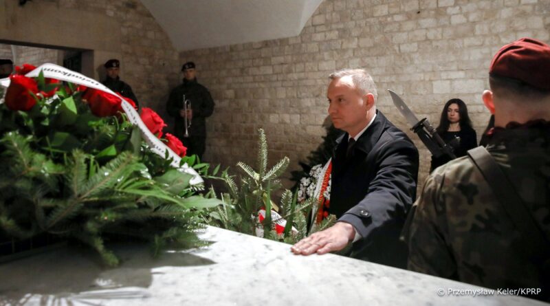 prezydent Andrzej Duda oddał hołd Lechowi Kaczyńskiemu i jego małżonce fot. Kancelaria Prezydenta RP