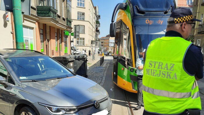 samochód zablokował tramwaj fot. SMMP
