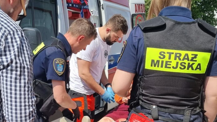 strażnicy miejscy ratowali kobietę fot. SMMP